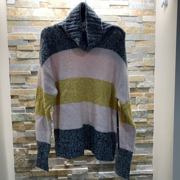 Olivia Sky Long Sleeve Turtleneck Sweater - Picture 4 of 9